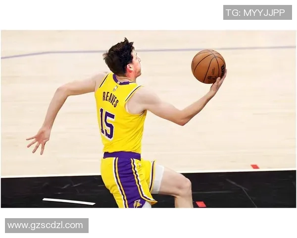 里夫斯展现自信精准投篮三分球轻松命中引爆全场热情 里夫斯展现自信精准投篮三分球轻松命中引爆全场热情