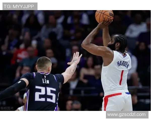 快船21分惨败！哈登15+11尽力，难耐小卡仅10分，泰伦卢用废豪阵