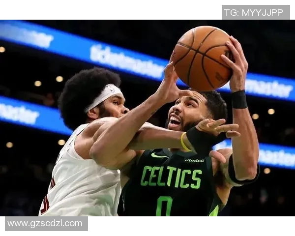 塔图姆突破 内线一打二上篮打板进筐